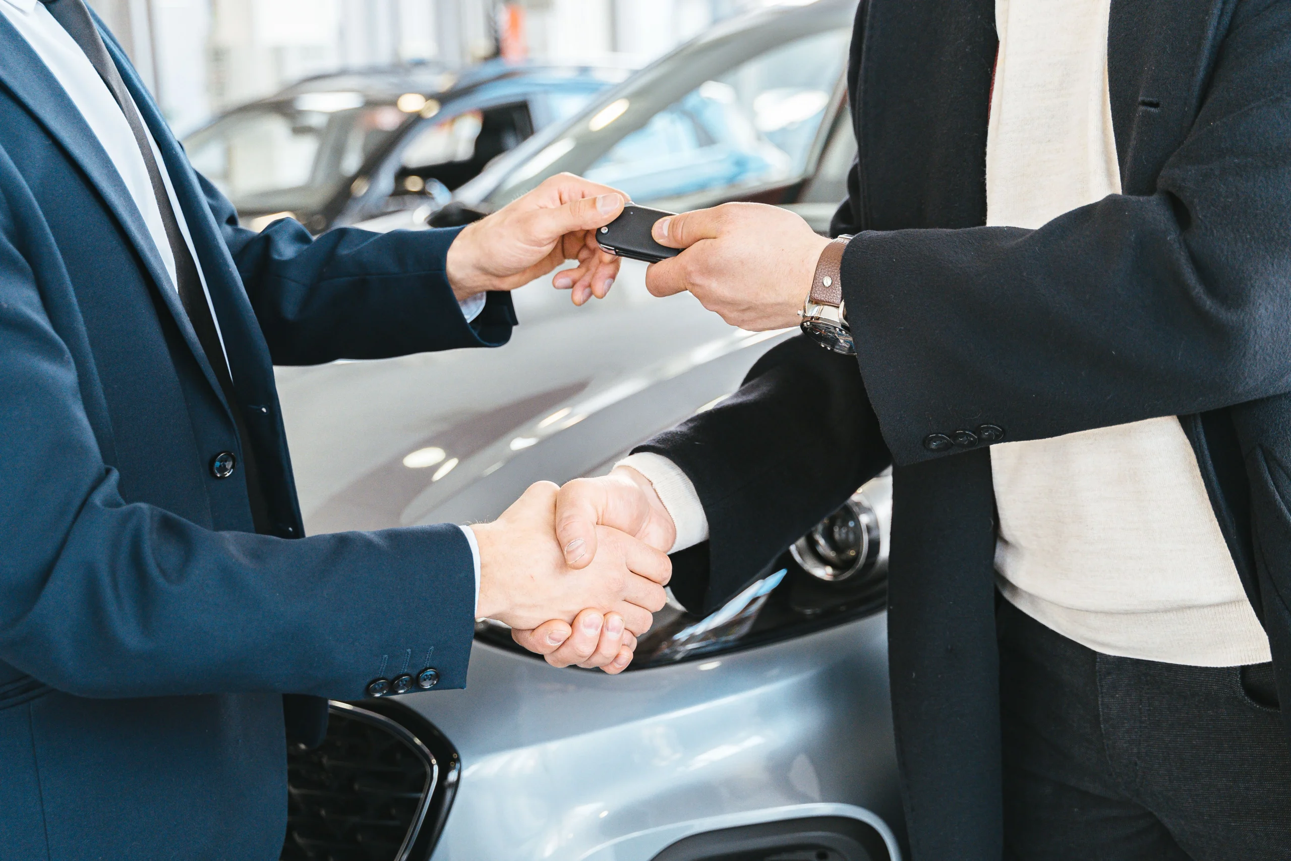 handing-car-keys-driver-zofeuru